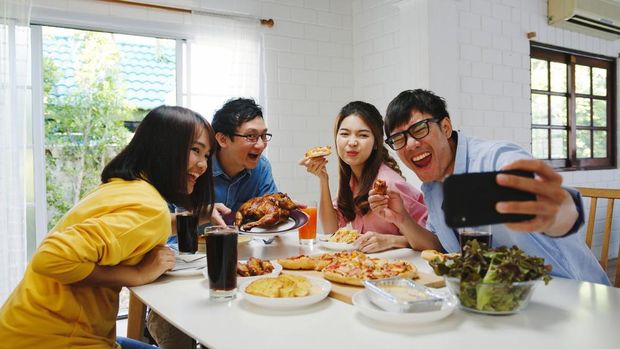 Ilustrasi makan bersama