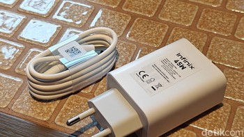 Infinix masih memberikan kabel charger dan adaptor 45W. Foto: Adi Fida Rahman/detikINET