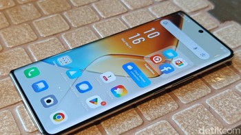Ponsel ini dilengkapi teknologi All-Round FastCharge 2.0, yang ditenagai oleh chip Cheetah X1 pertama yang dikembangkan sendiri oleh Infinix. Pro+ memiliki Multi-Speed FastCharge 100W yang dapat mengisi daya hingga 50% hanya dalam 8 menit dalam mode hyper. Pro 5G memiliki pengisian cepat 45W yang dapat mengisi daya hingga 50% dalam 26 menit. Foto: Adi Fida Rahman/detikINET