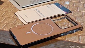 Dalam paket penjualannya diberikan tempered glass, kertas petunjuk, kode redeem game dan case untuk wireless charger. Foto: Adi Fida Rahman/detikINET