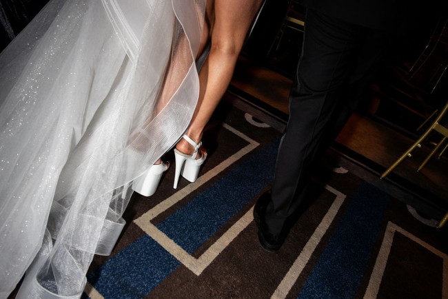 Tak berhenti di situ, roknya pun hadir dengan belehan tinggi yang mengekspos kakinya. Ibu satu anak ini mengandalkan sepasang heels dengan platform yang super tebal. (Foto: Lexie Moreland/WWD/Penske Media via Getty Images)