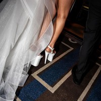 Tak berhenti di situ, roknya pun hadir dengan belehan tinggi yang mengekspos kakinya. Ibu satu anak ini mengandalkan sepasang heels dengan platform yang super tebal. (Foto: Lexie Moreland/WWD/Penske Media via Getty Images)