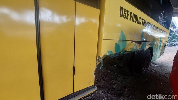 Kecelakaan antara mobil Honda HR-V dan Bis Kuning (Biskun) terjadi di lingkungan kampus UI. Ini penampakan HR-V dan Biskun yang telah dievakuasi. (Rumondang/detikcom)