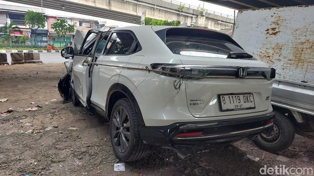 Kecelakaan antara mobil Honda HR-V dan Bis Kuning (Biskun) terjadi di lingkungan kampus UI. Ini penampakan HR-V dan Biskun yang telah dievakuasi. (Rumondang/detikcom)