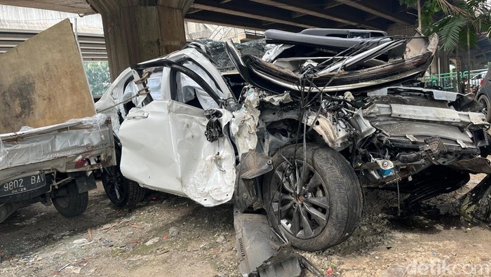 Tabrakan dahsyat di UI: HR-V dan Bus Kuning remuk parah