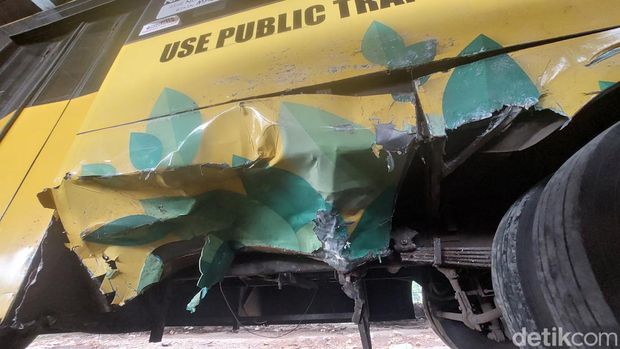 Kecelakaan antara mobil Honda HR-V dan Bis Kuning (Biskun) terjadi di lingkungan kampus UI. Ini penampakan HR-V dan Biskun yang telah dievakuasi. (Rumondang/detikcom)