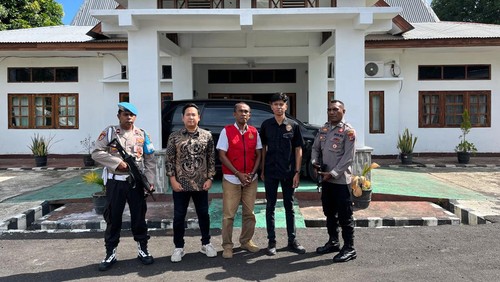 Kejari Flores Timur menahan Kades Wailebe, Cyprianus Kapitan terkait kasus korupsi dana desa.