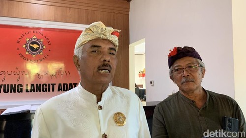 Ketua Majelis Desa Adat (MDA) Bali Ida Pangelingsir Agung Putra Sukahet saat ditemui di kantornya di Denpasar, Sabtu (4/5/2024).