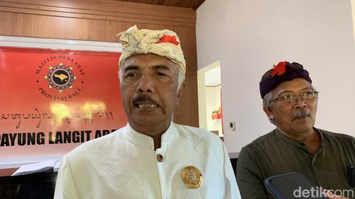 Ketua Majelis Desa Adat (MDA) Bali Ida Pangelingsir Agung Putra Sukahet saat ditemui di kantornya di Denpasar, Sabtu (4/5/2024).