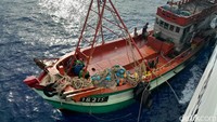 Kapal ikan itu mencoba kabur saat didekati patroli di Laut Natuna, Kepulauan Riau.