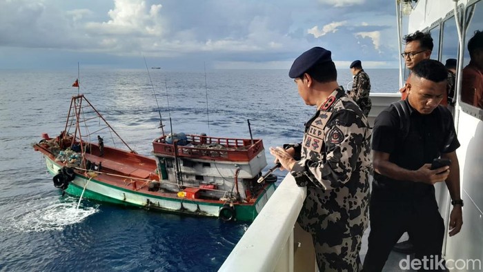 Lepas Tembakan! KKP Tangkap Kapal Nelayan Vietnam di Natuna Kapal patroli Pengendalian Sumber Daya Kelautan dan Perikanan (PSDKP) Kementerian Kelautan dan Perikanan (KKP) mengamankan 2 kapal nelayan Vietnam pada Sabtu (4/5/2024).