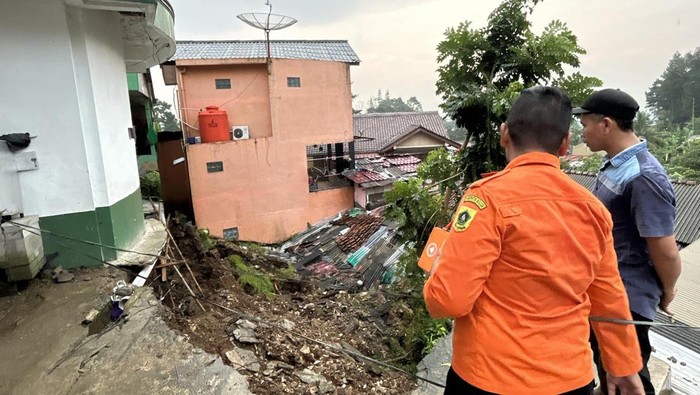 Longsor Timpa 4 Rumah Warga di Puncak Bogor, Dipicu Hujan Deras