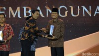 Manager Regional detikcom, Triono Wahyu Sudibyo, menyerahkan anugerah detikjateng-jogja Awards 2024 Kategori Akselerator Pesantren Entrepeneur ke Pengasuh Pondok Pesantren Syubbanul Wathon API Tegalrejo Magelang, KH M Yusuf Chudlori atau Gus Yusuf.
