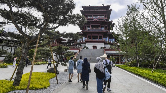 Pengunjung mengamati tanaman saat Pameran Hortikultura Internasional 2024 Chengdu di Chengdu, Sichuan, China, Selasa (30/4/2024). Pameran hortikultura yang menjadi salah satu destinasi wisata untuk para atlet dan delegasi tim Thomas dan Uber 2024 tersebut menampilkan ribuan jenis tanaman dan bunga dari 33 Provinsi yang ada di China serta menjadi simbol persahabatan antara Chengdu dan berbagi kota di dunia. ANTARA FOTO/Galih Pradipta/aww.