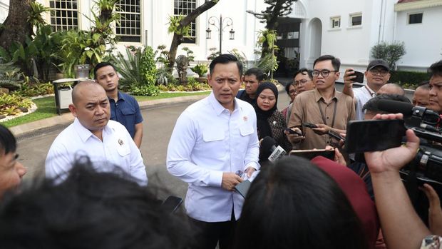 Menteri Agraria dan Tata Ruang/Kepala Badan Pertanahan Nasional (ATR/BPN), Aguts Harimurti Yudhoyono usai ratas soal penanganan warga terdampak erupsi Gunung Ruang di Istana Jakarta, Jumat (3/5/2024). (Dok. Kementerian ATR/BPN)