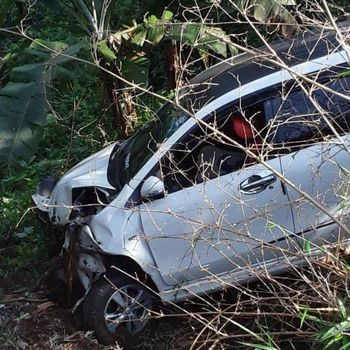 Mobil jenis minibus yang ditumpangi wisatawan asal Bekasi, Jawa Barat, terjun ke jurang sedalam 10 meter di Sukamakmur, Kabupaten Bogor, Jawa Barat. (dok Istimewa)