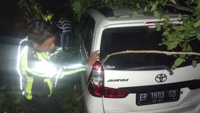 Mobil terperosok ke jurang akibat rem blong di Kampung Mamis, Kecamatan Komodo, Manggarai Barat, NTT, Sabtu (4/5/2024) sore.