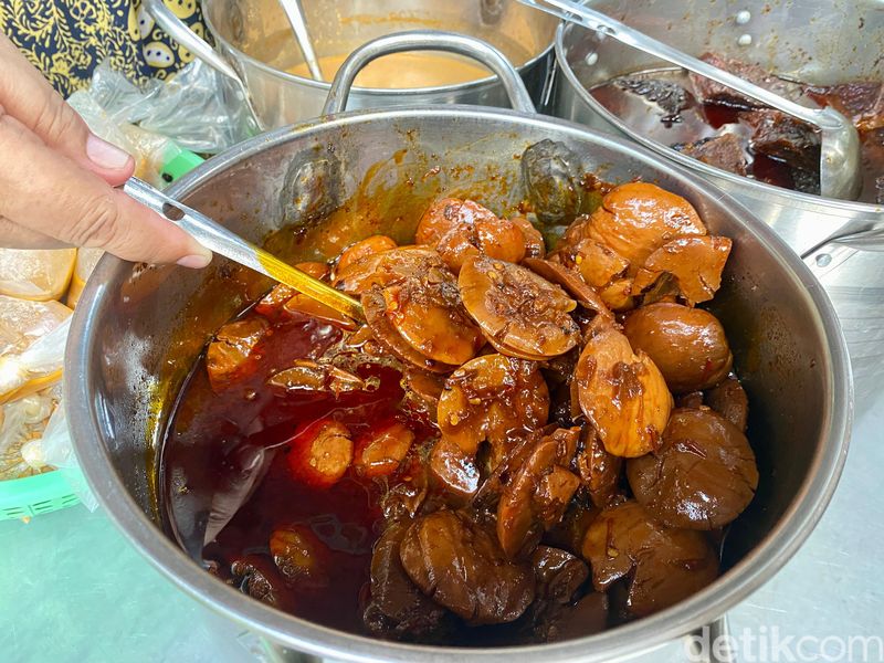 Nasi Uduk Betawi Bang Upen Punya 20 Lauk Sedap, Pesmol Ikan Wajib Dicoba!