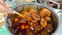 Salah satu semur yang jadi andalan di sini, semur jengkol. Untuk semur jengkol, ibu Suyatmi mengatakan tidak merendam jengkol lebih dulu sehingga teksturnya memang masih agak keras.