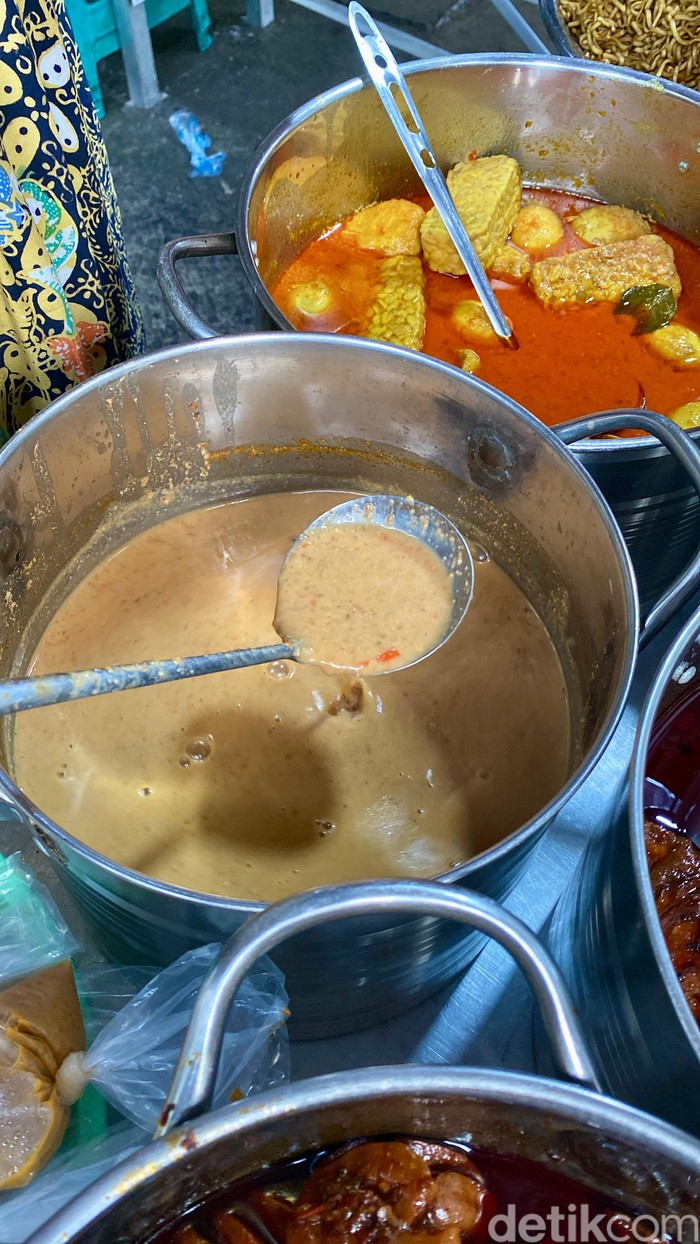 Nasi Uduk Betawi Bang Upen Punya 20 Lauk Sedap, Pesmol Ikan Wajib Dicoba!