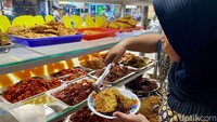 Dari usaha nasi uduk ini, ibu Suyatmi bangga berhasil menyekolahkan dua anaknya. Ia pun masih sigap masak dan melayani pengunjung.