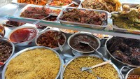 Menunya banyak, ada jengkol semur, jengkol balado, jengkol rendang, telur dadar, telur balado, telur mata sapi. Terus sayur, semur tahu tempe, kikil, rendang daging, tongkol, ikan pesmol, cumi, udang, sampai kentang. Jumlahnya sekitar 20 lauk, kata ibu Suyatmi.