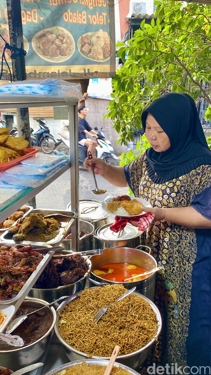 Nasi Uduk Betawi Bang Upen Punya 20 Lauk Sedap, Pesmol Ikan Wajib Dicoba! Nasi Uduk Betawi Bang Upen Punya 20 Lauk Sedap, Pesmol Ikan Wajib Dicoba!