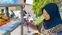 Usaha nasi uduk ini dijalani oleh ibu Suyatmi bersama almarhum sang suami, Bang Upen. Ia menjelaskan setiap hari menu yang tersaji bisa berbeda, tapi jumlahnya mencapai sekitar 20.