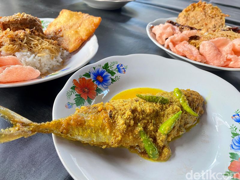 Nasi Uduk Betawi Bang Upen Punya 20 Lauk Sedap, Pesmol Ikan Wajib Dicoba!