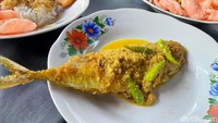 Menu lain yang juga jadi andalan, pesmol ikan. Jenis ikan yang disajikan bisa berbeda-beda, seperti kembung. Harganya Rp 15 ribu per ekor.