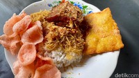 Buat yang mau lauk simpel, coba pilihan semur tahu dan tempe goreng. Dijamin sedap!