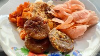 Kalau nasi uduk semur jengkol juga semakin enak dengan kentang balado seperti ini. Penyempurnanya kerupuk yang renyah gurih.