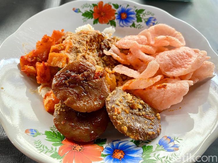 Wajib Coba! Nasi Uduk Betawi Bang Upen dengan 20 Lauk di Jelambar