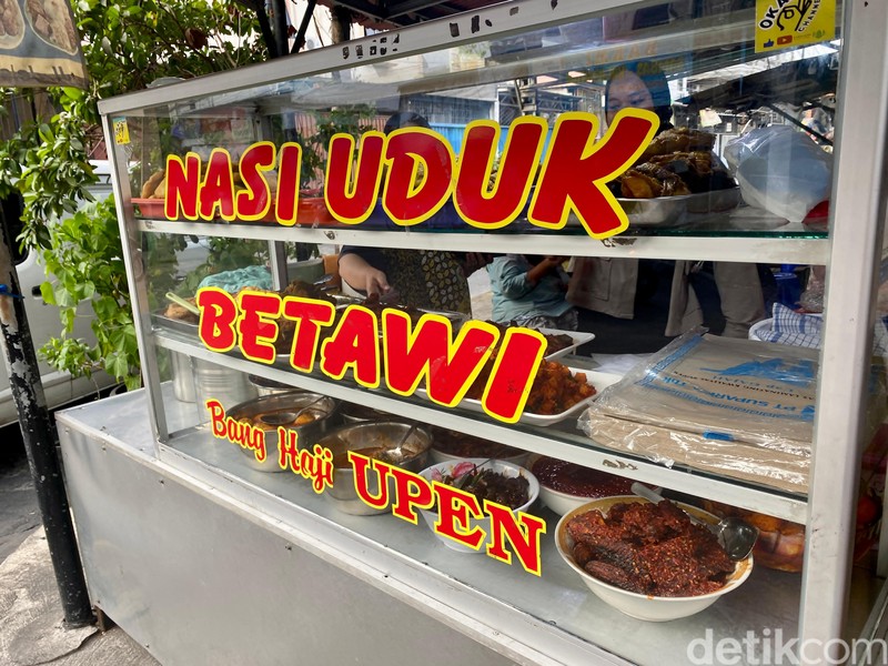 Nasi Uduk Betawi Bang Upen Punya 20 Lauk Sedap, Pesmol Ikan Wajib Dicoba!