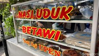Nasi uduk khas Betawi banyak dijajakan di daerah Jakarta Barat, termasuk Jelambar. Salah satu yang banyak menarik perhatian, Nasi Uduk Betawi Bang Upen sejak 2010. Lokasinya di Jalan Jelambar Selatan II Nomor 15.