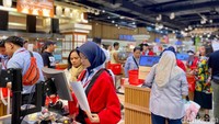 Terpantau di area kasir dipadati pengunjung yang antre untuk membayar. Terdapat 6 meja kasir yang semuanya dipadati pengunjung. Foto: detikcom/Riska Fitria