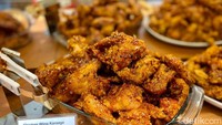 Makan kenyang dengan menu nasi dan chicken karaage pun jadi favorit. Untuk nasi dibanderol Rp 6.000, chicken katsu seharga Rp 16.500, dan chicken wings karaage seharga Rp 16.500. Foto: detikcom/Riska Fitria