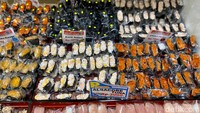 Penempatan menunya juga tertata, disesuaikan dengan jenis di setiap raknya. Salah satu yang menarik adalah menu sushi harga Rp 3.000. Foto: detikcom/Riska Fitria