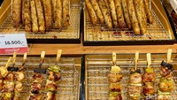 Yakitori dengan potongan daging ayam yang besar, padat, dan juicy juga tersedia. Harga per tusuknya dibanderol mulai Rp 12.000-an. Foto: detikcom/Riska Fitria