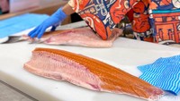 Ikan salmon yang didatangkan langsung dari Norwegia tersebut langsung dipotong-potong untuk menu sashimi. Foto: detikcom/Riska Fitria