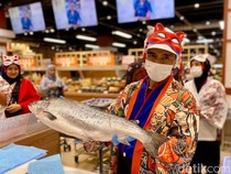 Fresh! Oishiwa Transmart Central Park Pakai Salmon Norwegia untuk Sushi