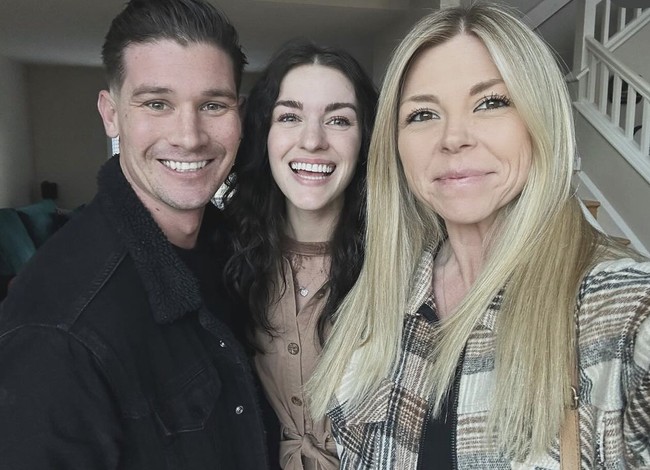 Kevin tingga bersama dua kekasihnya, Alana dan Megan. Kevin dan Alana pada awalnya menjalin hubungan monogami, namun kemudian mereka memutuskan untuk menjadi pasangan throuple. Foto: Dok. Instagram/@campthrouple