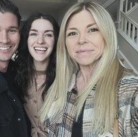 Kevin tingga bersama dua kekasihnya, Alana dan Megan. Kevin dan Alana pada awalnya menjalin hubungan monogami, namun kemudian mereka memutuskan untuk menjadi pasangan throuple. Foto: Dok. Instagram/@campthrouple