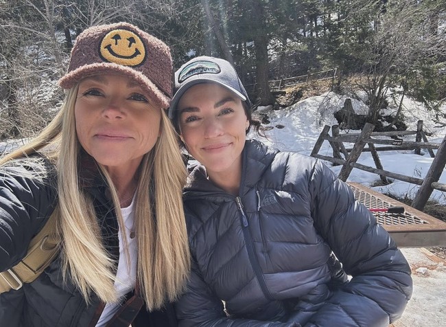 Alana juga ingin mengeksplorasi seksualitasnya’.  Sehingga kini ia pun memacari Megan. Dia awalnya mulai berkencan dengan Kevin pada tahun 2017 sebelum memutuskan untuk mencari orang ketiga. Foto: Dok. Instagram/@campthrouple