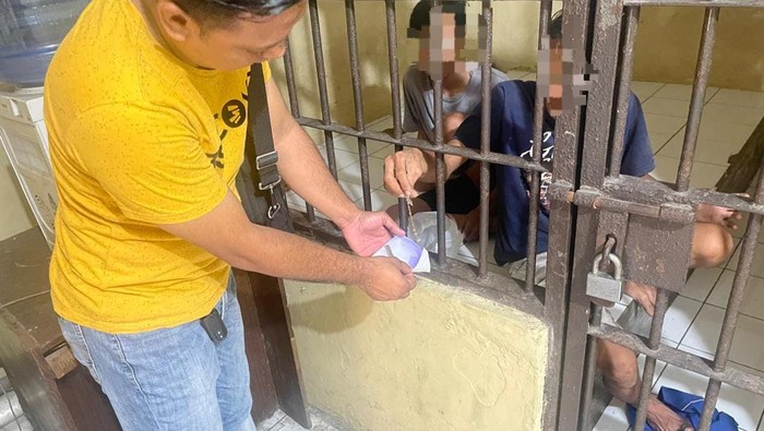 Pelaku jambret saat menyerahkan barang bukti gelang emas hasil curiannya kepada polisi/
