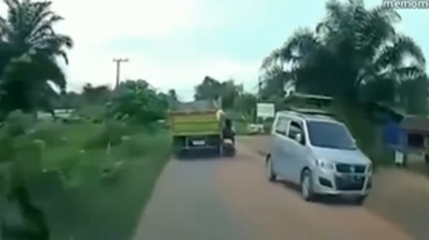 Pemotor hampir terlindas truk.
