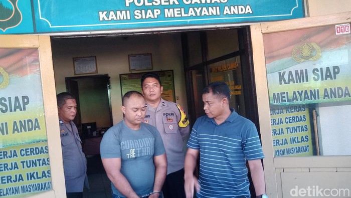 Pencuri spesialis rumah kosong diborgol dan diamankan Polsek Cawas.