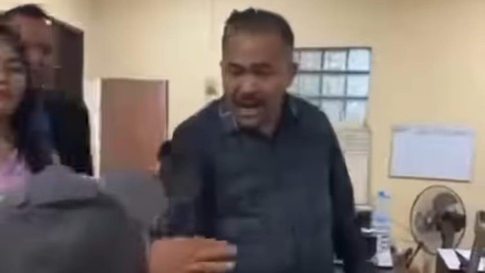 Pengacara Kamaruddin Simanjuntak cekcok dengan Kamiso (49), pelaku pembacokan warga di Deli Serdang. (tangkapan layar)