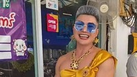 Penjual somtam viral ini mendapat perhatian lantaran gayanya menyerupai seorang wanita. Kacamata besar yang dikenakan saat membuat somtam menambah unik penampilannya. Foto: TikTok/bangkokfoodie