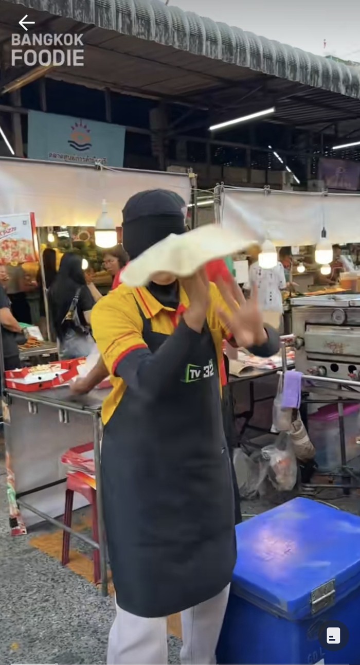 Penjual nyentrik 10 Gaya Nyentrik Pedagang Makanan Ini Sukses Pikat Pembeli